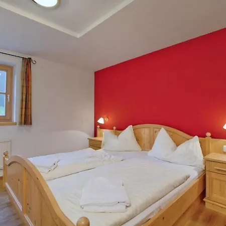 Schoeneben 4-jahreszeiten Wald im Pinzgau