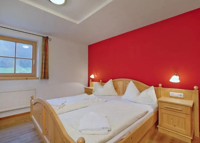 Schoeneben 4-jahreszeiten Wald im Pinzgau